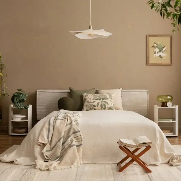 Cette élégante chambre présente des oeuvres d'art abstraites, des touches vertes et des textiles naturels en couches pour une sensation apaisante.