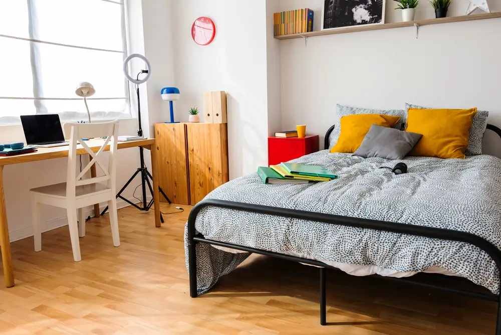 Lumineuse chambre d'adolescent avec lit, bureau et espace de travail pour l'étude.