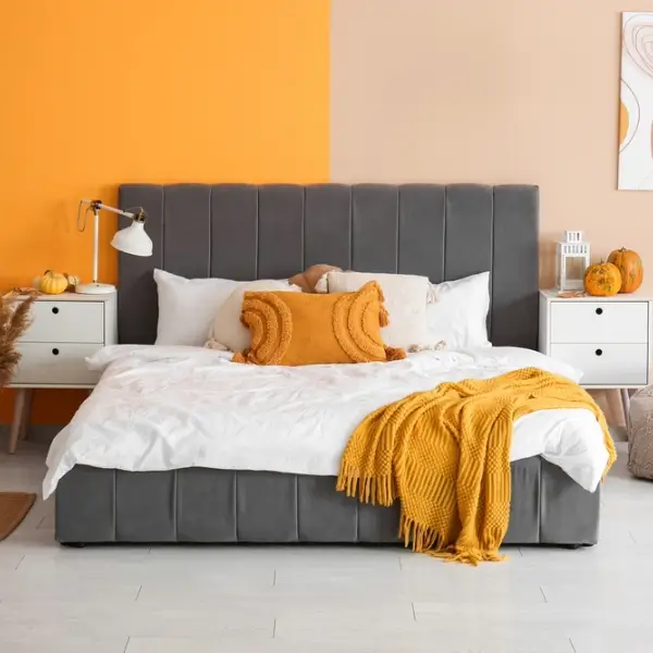 Intérieur de la chambre à coucher avec décor automne.