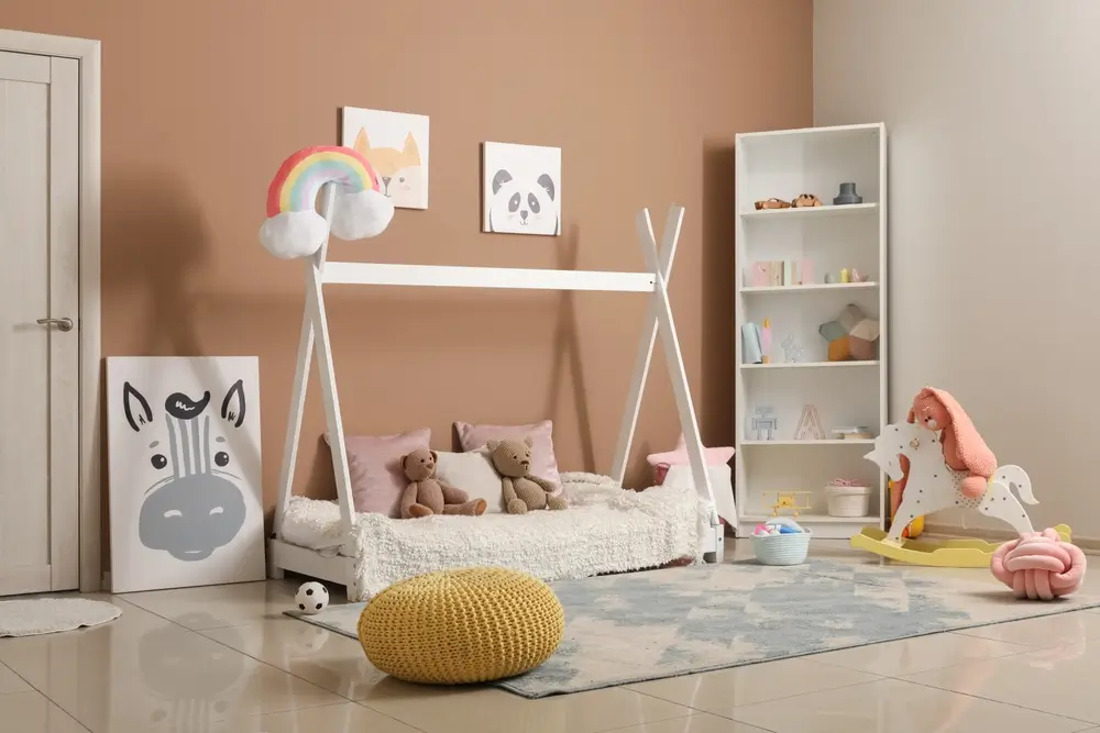 Chambre enfant au design moderne dans le grenier avec fenêtre. Lit, bureau et canapé au décor jaune dans un intérieur cosy pour les enfants.