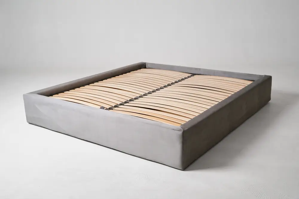 Élégant cadre de lit rembourré doté d'un sommier à lattes en bois. Visuellement attrayant avec un design neutre, parfait pour améliorer la décoration de la maison et assurer une ambiance confortable de la chambre à coucher.
